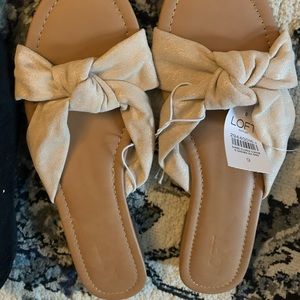 Sandal pretty, never worn, new with tag Loft